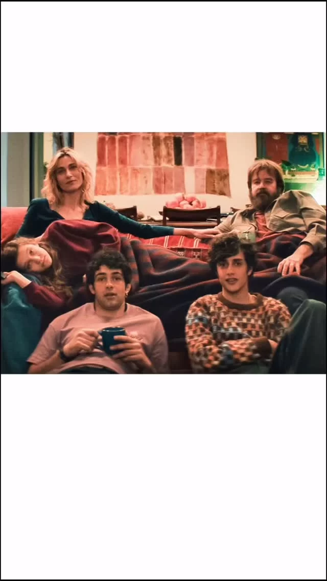 “Quando si perde un figlio, cosa si diventa? È talmente indicibile che non c’è una parola.” 

Anna Foglietta ci parla di Storia di una notte, ora al cinema con @piperfilm.official : un film che affronta con dolore, delicatezza e profondità il lutto più indicibile, quello della perdita di un figlio.

“Questo film è permeato e supportato dall’amore”, racconta l’attrice. “Un amore violentissimo, spietato da accettare. Ma alla fine, la vita è più forte di tutto, anche della morte.”

Ambientato durante una notte di Natale sospesa tra attesa e verità, il film di Paolo Costella con Giuseppe Battiston e Anna Foglietta è una riflessione toccante sul dolore, sulla famiglia e su ciò che resta quando tutto sembra perduto.

🎧 Ascolta l’intervista completa su fred.fm